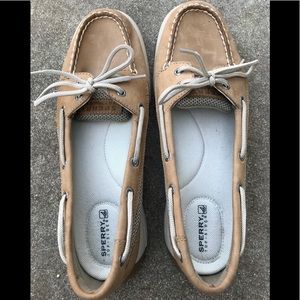 Women’s Sperrys size 9.5! Excellent condition!